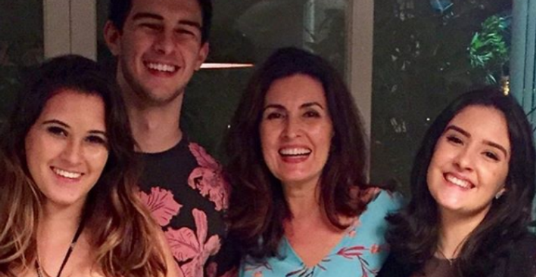 Fátima Bernardes recorda infância dos trigêmeos: “Só queria 15 minutos sozinha”