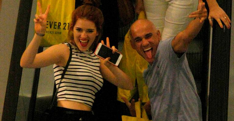 Ex-BBBs Ana Clara e Ayrton se divertem em dia de compras