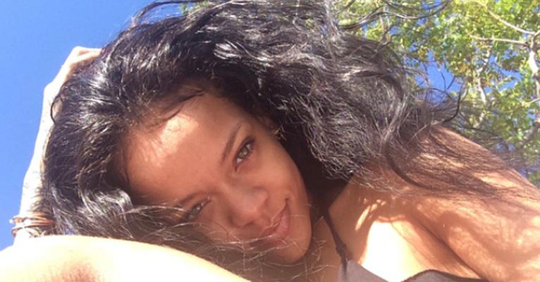 Rihanna posa sem maquiagem e mostra estrias no bumbum