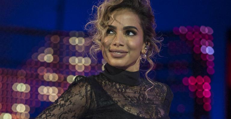 Anitta relembra infância humilde: “Minha casa era de chorar”
