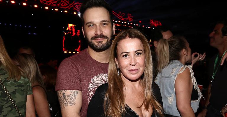 Zilu Godoi é flagrada aos beijos com novo namorado durante show de músicas sertanejas