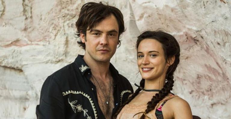 Em clima de romance, Bianca Bin e Sergio Guizé comemoram sucesso de novela