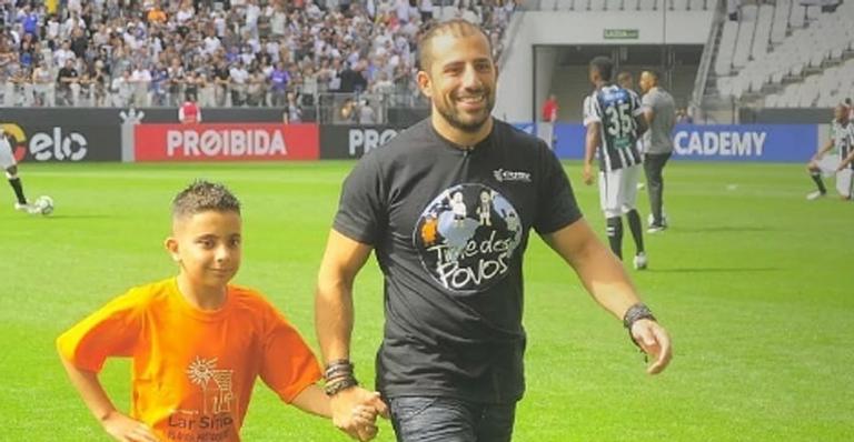 Ex-BBB Kaysar alerta sobre crise na Síria durante jogo de futebol