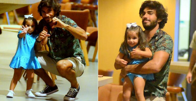 Filha de Deborah Secco rouba a cena em passeio com o pai