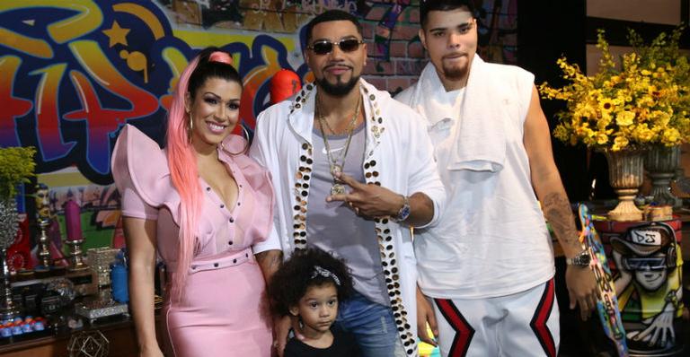 Naldo Benny comemora 39 anos em festa com a família