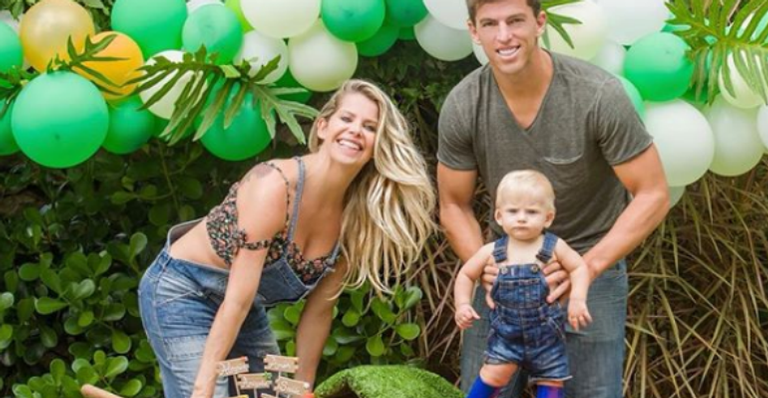 Karina Bacchi comemora ‘mesversário’ do filho, mas detalhe chama atenção