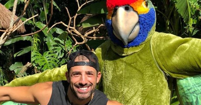 “Papagaio”, Kaysar Dadour conhece parque de pássaros e se declara para o Brasil