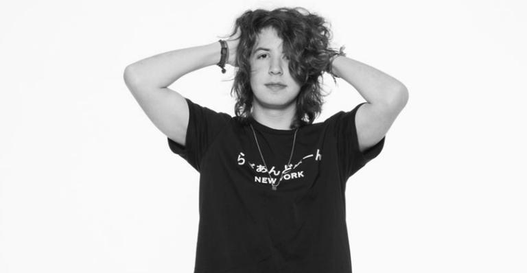 Lucas Jagger ataca de modelo em ensaio fotográfico filantrópico
