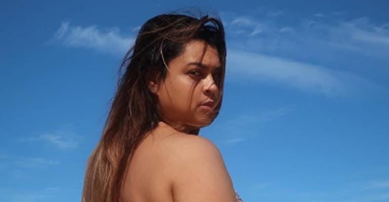 Preta Gil posa de biquíni e desabafa: “Estou aqui e agora para ser feliz”