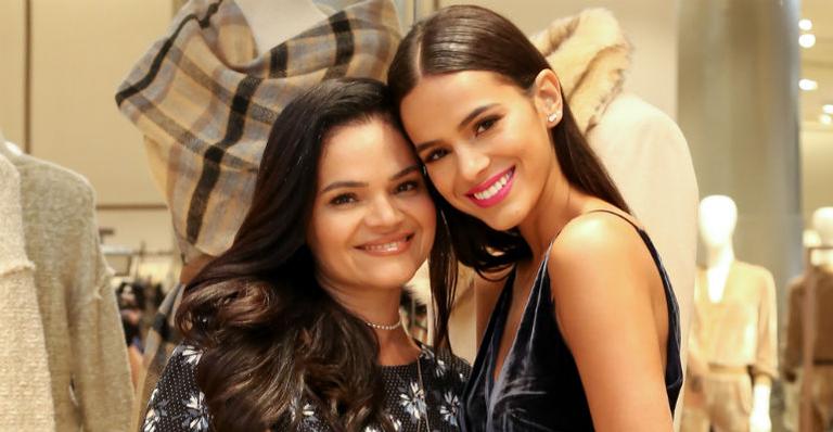 Bruna Marquezine faz rara aparição com a mãe em evento fashion