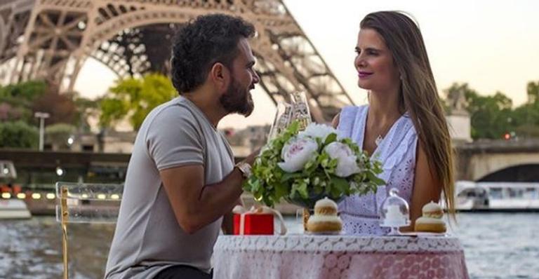 Luciano Camargo recebe surpresa de Flávia e renova votos de casamento em Paris