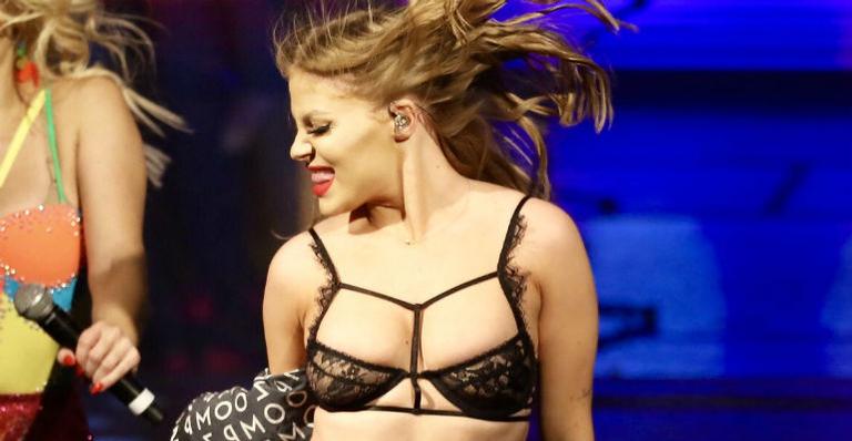 Após críticas por ‘seios naturais’, Luísa Sonza faz show só de sutiã