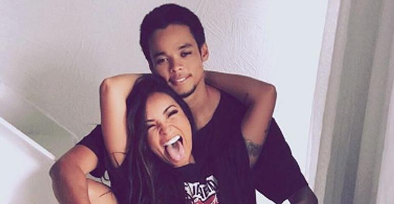 Carol Nakamura parabeniza o filho de 19 anos e fãs brincam: “Parecem irmãos”