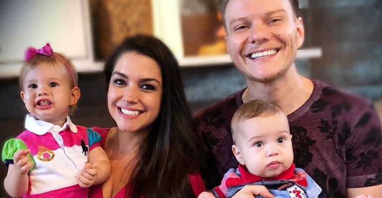 Michel Teló se declara para a esposa, Thais Fersoza: “Que sorte!”