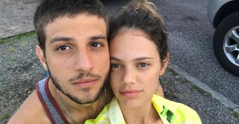 Chay Suede e Laura Neiva marcam data de casamento