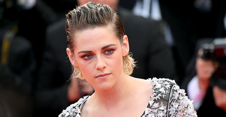 Kristen Stewart dispensa salto alto no tapete vermelho de Cannes
