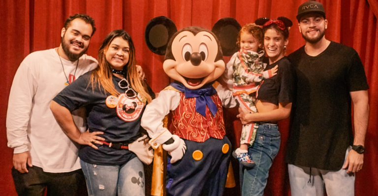 Preta Gil leva a neta pela primeira vez à Disney: “Chorei de emoção”