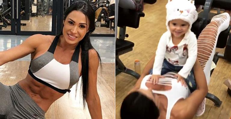 Gracyanne Barbosa faz abdominais com a ajuda da neta de Belo
