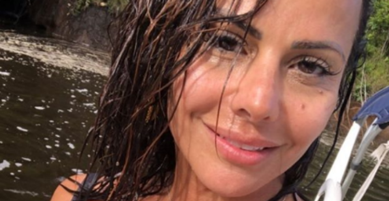 Viviane Araujo publica foto com maiô fio dental e sensualiza na web