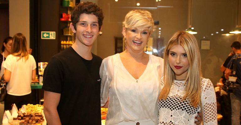 Andréa Nóbrega comemora os 18 anos dos filhos gêmeos