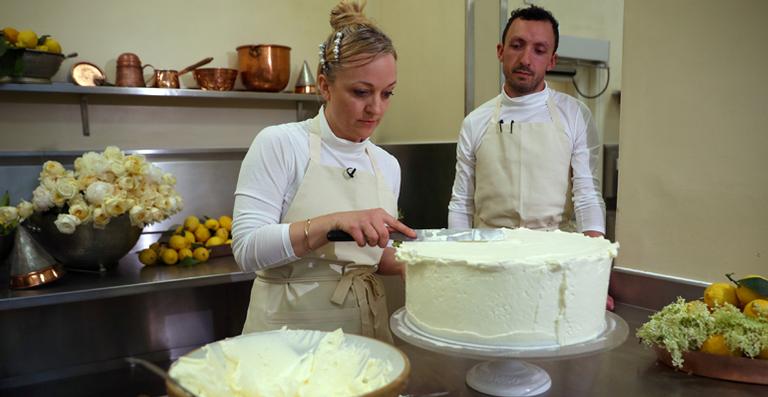 Confeiteira mostra detalhes do bolo de casamento de Meghan Markle e príncipe Harry