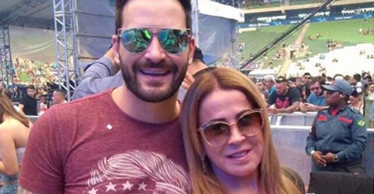 Zilu compartilha foto romântica e se declara ao namorado: “Paixão”