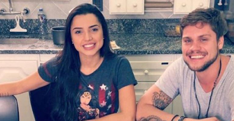 Ex-BBBs Breno e Paula mostram café da manhã em Belo Horizonte