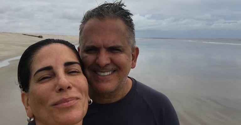 De cara limpa, Gloria Pires curte férias na praia com o maridão, Orlando Morais