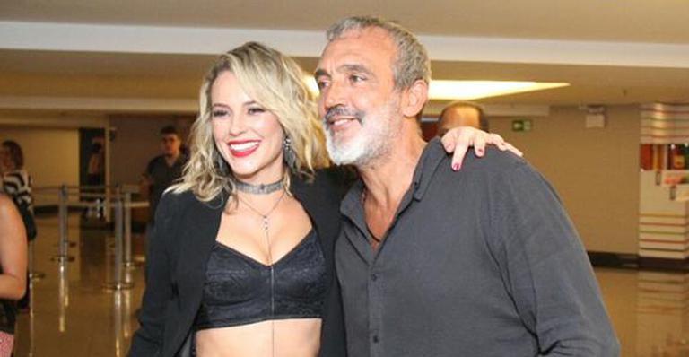 Em clima de romance, Paolla Oliveira e Rogério Gomes curtem jantar