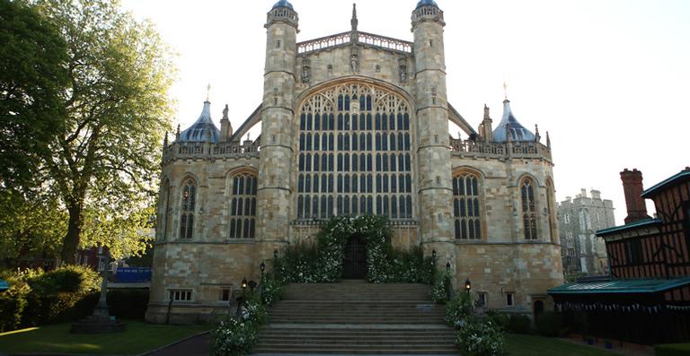 Capela é decorada com flores brancas para a união de Harry e Meghan