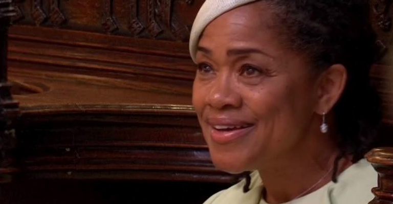 Doria, mãe de Meghan Markle, chega deslumbrante à capela e não segura as lágrimas