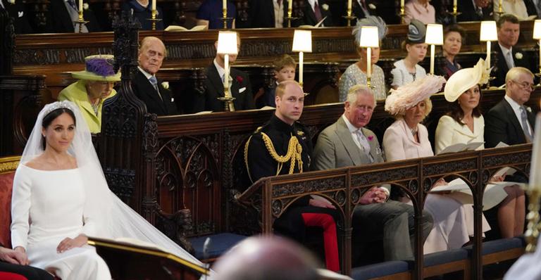 Harry e Meghan fazem homenagem a Diana com assento vazio