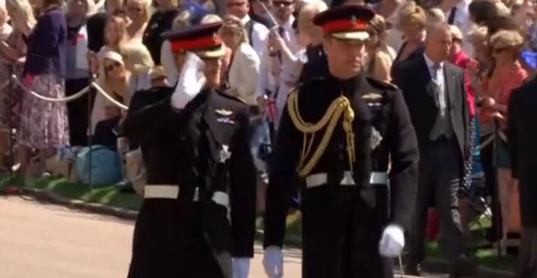 Príncipe Harry usa uniforme militar em seu casamento com Meghan Markle