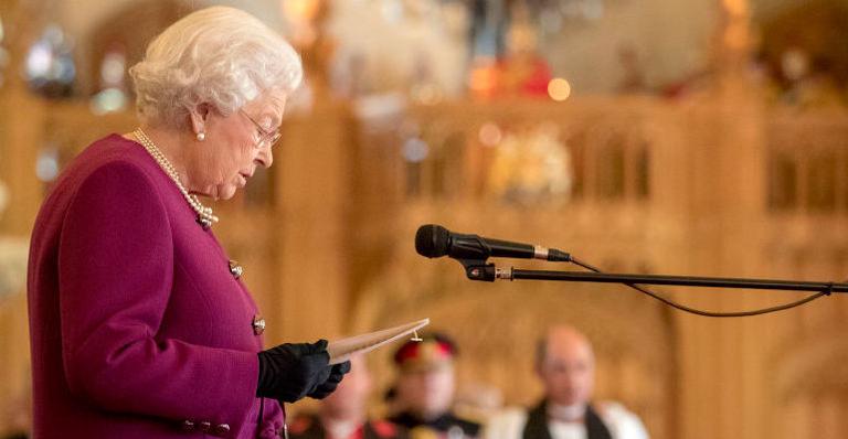 Rainha Elizabeth II concede os títulos nobres ao casal real
