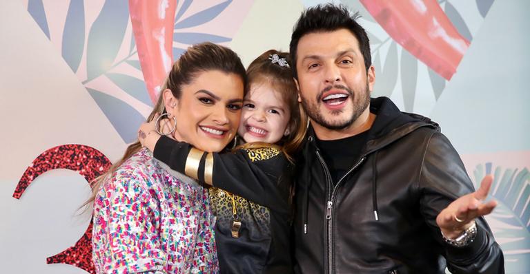Valentina rouba a cena no aniversário da mãe, Mirella Santos