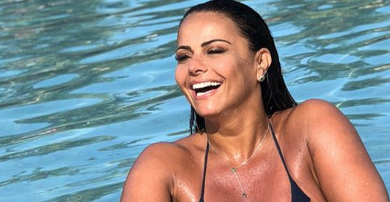 Viviane Araújo exibe marquinhas de biquíni em praia da Bahia