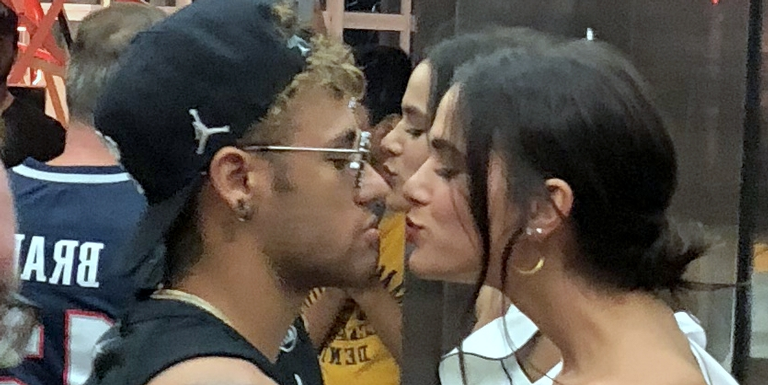 Neymar Jr. e Bruna Marquezine assistem agarradinhos ao show do cantor Thiaguinho