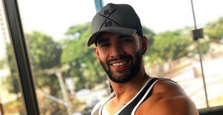 Que frio! Gusttavo Lima faz show com cobertor em Minas Gerais