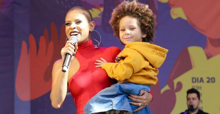Filho de Aline Wirley encanta fãs ao subir no palco com a mãe