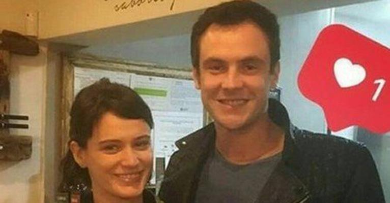 Sergio Guizé e Bianca Bin posam agarradinhos em restaurante em Portugal