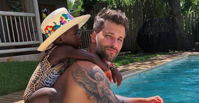 Bruno Gagliasso compartilha momento de carinho com Titi: “Feliz”
