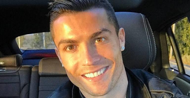 Cristiano Ronaldo celebra momento em família e posta foto rara