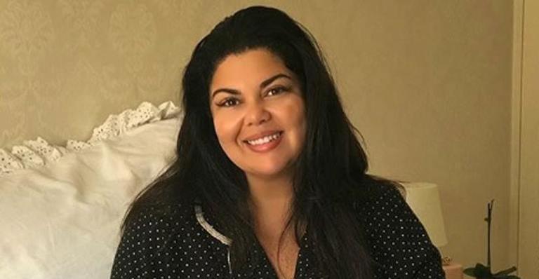 Fabiana Karla posa sorridente ganhando abraço apertado do namorado bonitão