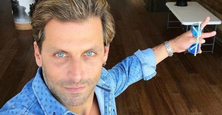 Henri Castelli curte show com amigos e tieta o cantor Leonardo