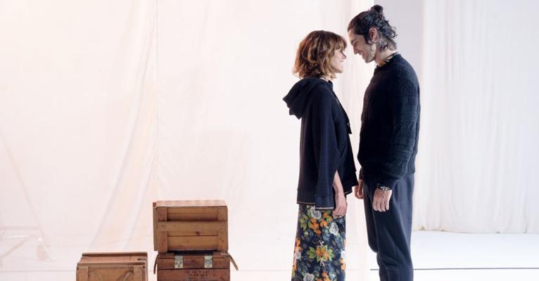 Sempre discretos, Gabriel Leone e Carla Salle protagonizam ensaio romântico