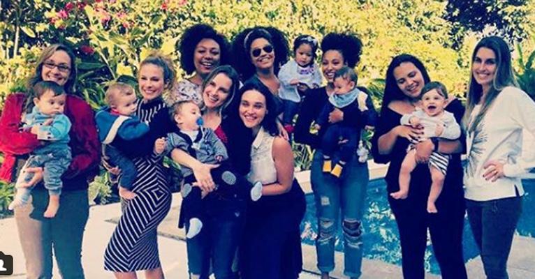 Fofuras! Juliana Alves e Sheron Menezzes posam juntas com os filhos pequenos
