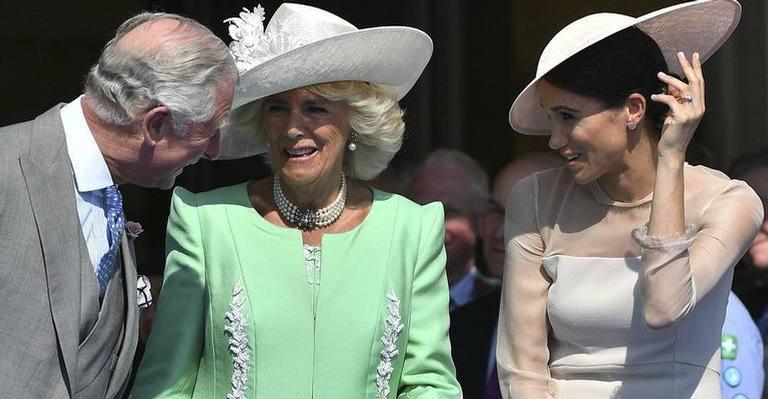 Meghan Markle ri de príncipe Harry durante discurso feito no Palácio de Buckingham
