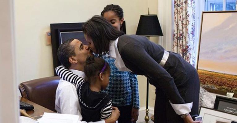 Michelle Obama dá selinho em Barack em clique