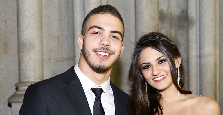 Após dois meses de romance, Ronald surge com a namorada pela primeira vez