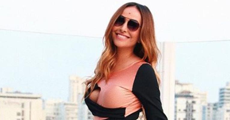 Sabrina Sato exibe barriguinha de grávida em look fitness